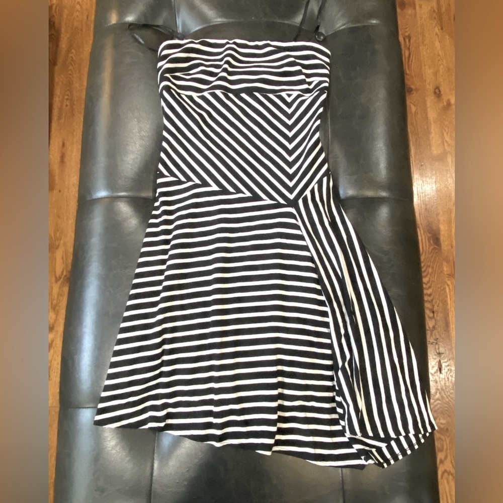 LAUNDRY by SHELLI SEGAL size 2 black and white sleeveless asymmetrical hem dress